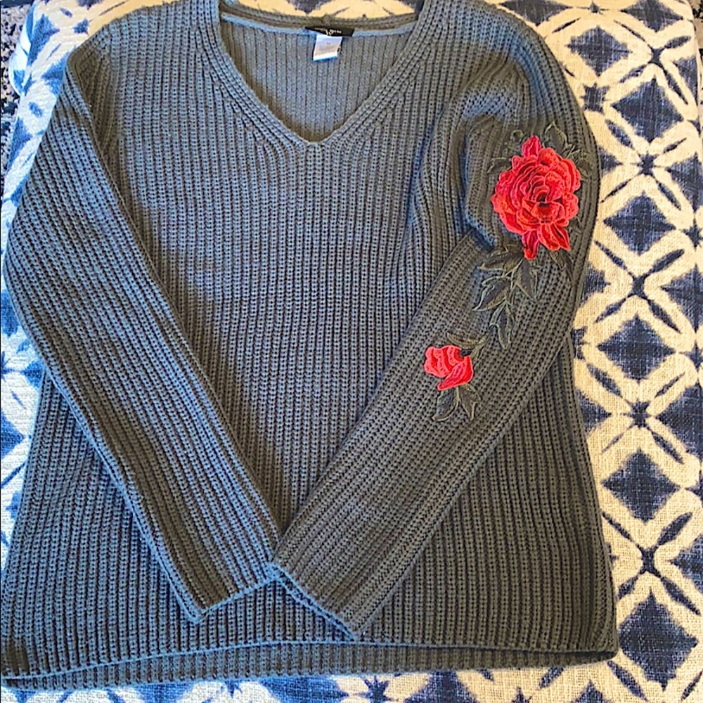 Colour Works Sweater Rose appliqué sleeve vneck m